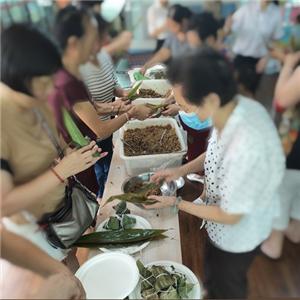 Ang mga aktibidad ng Dragon Boat Festival upang mag-empake ng rice dumpling