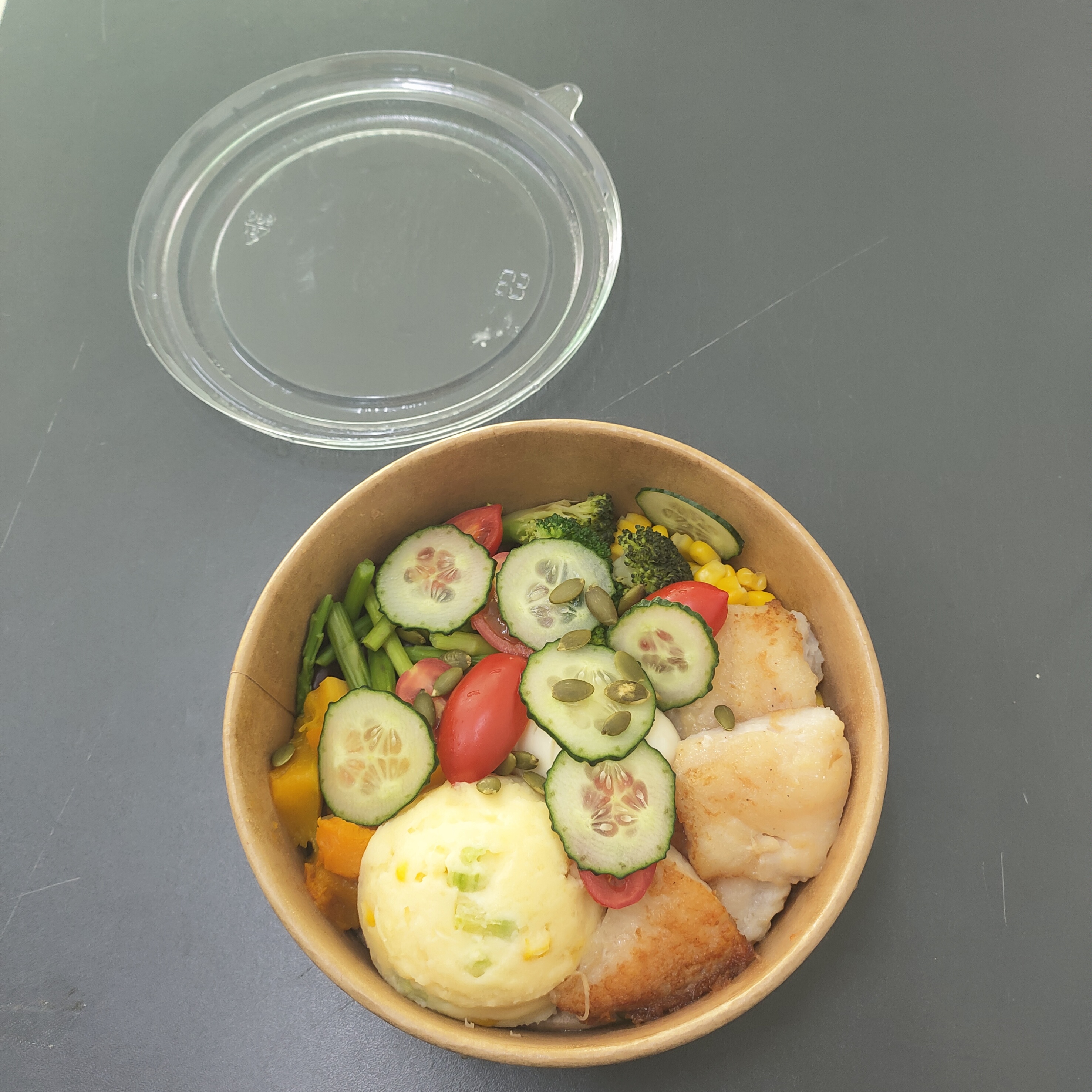 Naglo-load ng kraft paper bowl